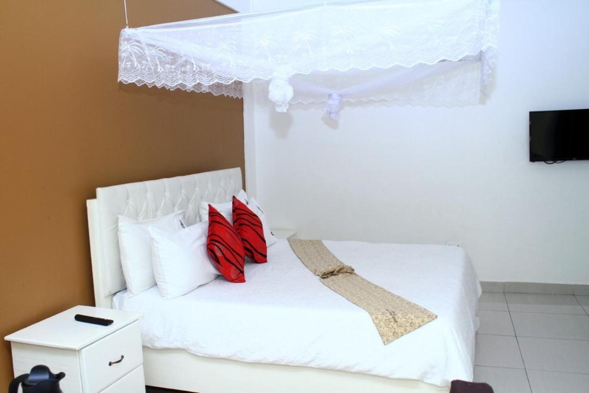 Garden Courts Hotel Masaka Экстерьер фото