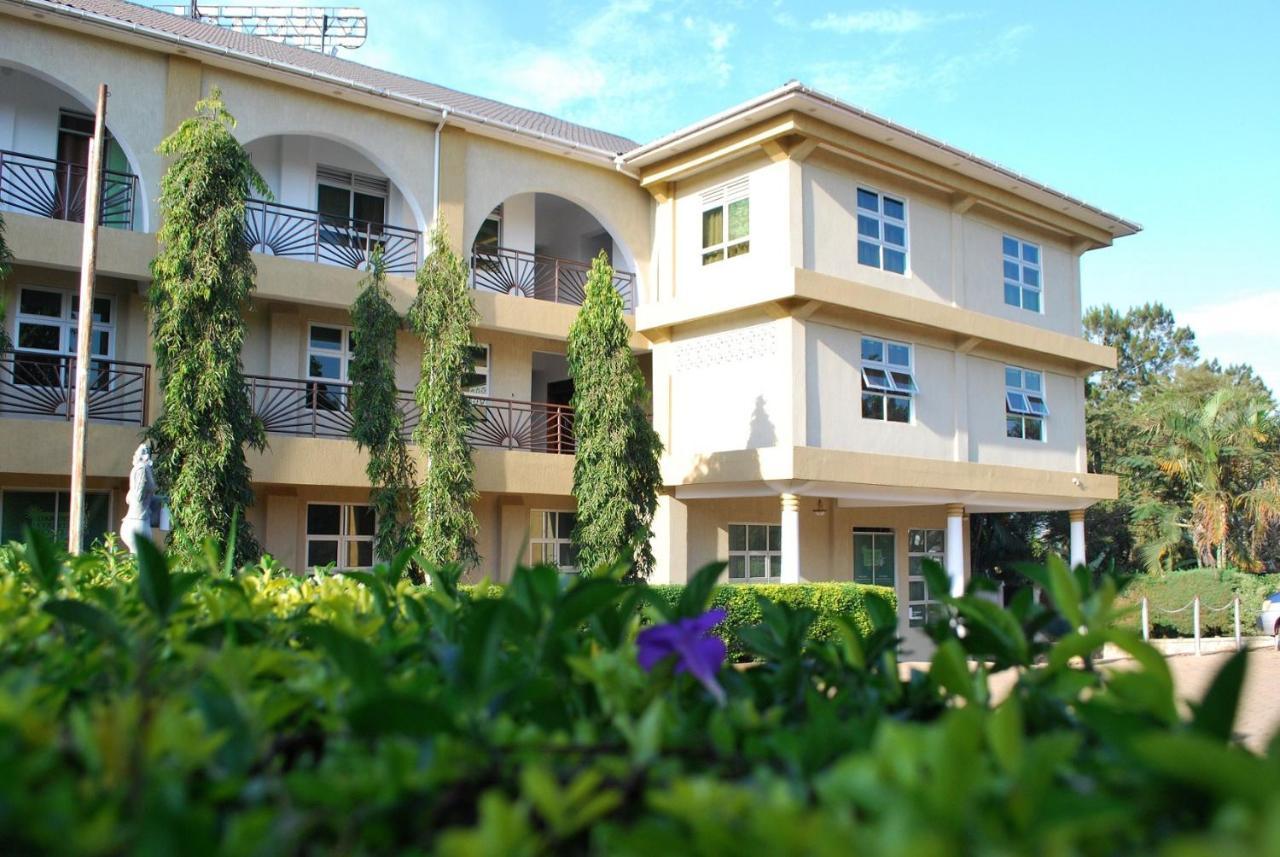 Garden Courts Hotel Masaka Экстерьер фото