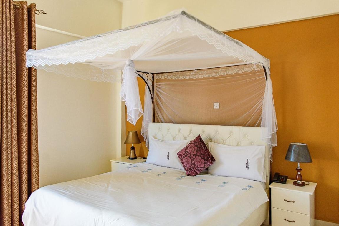 Garden Courts Hotel Masaka Экстерьер фото