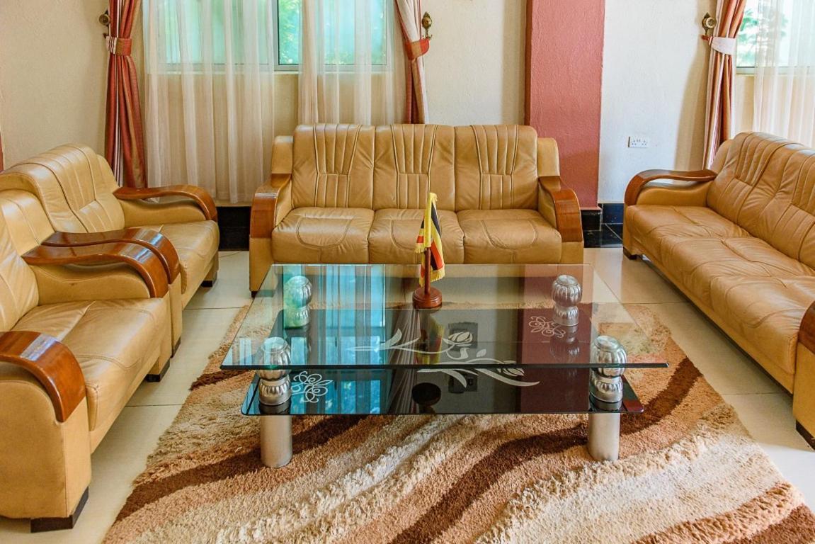 Garden Courts Hotel Masaka Экстерьер фото
