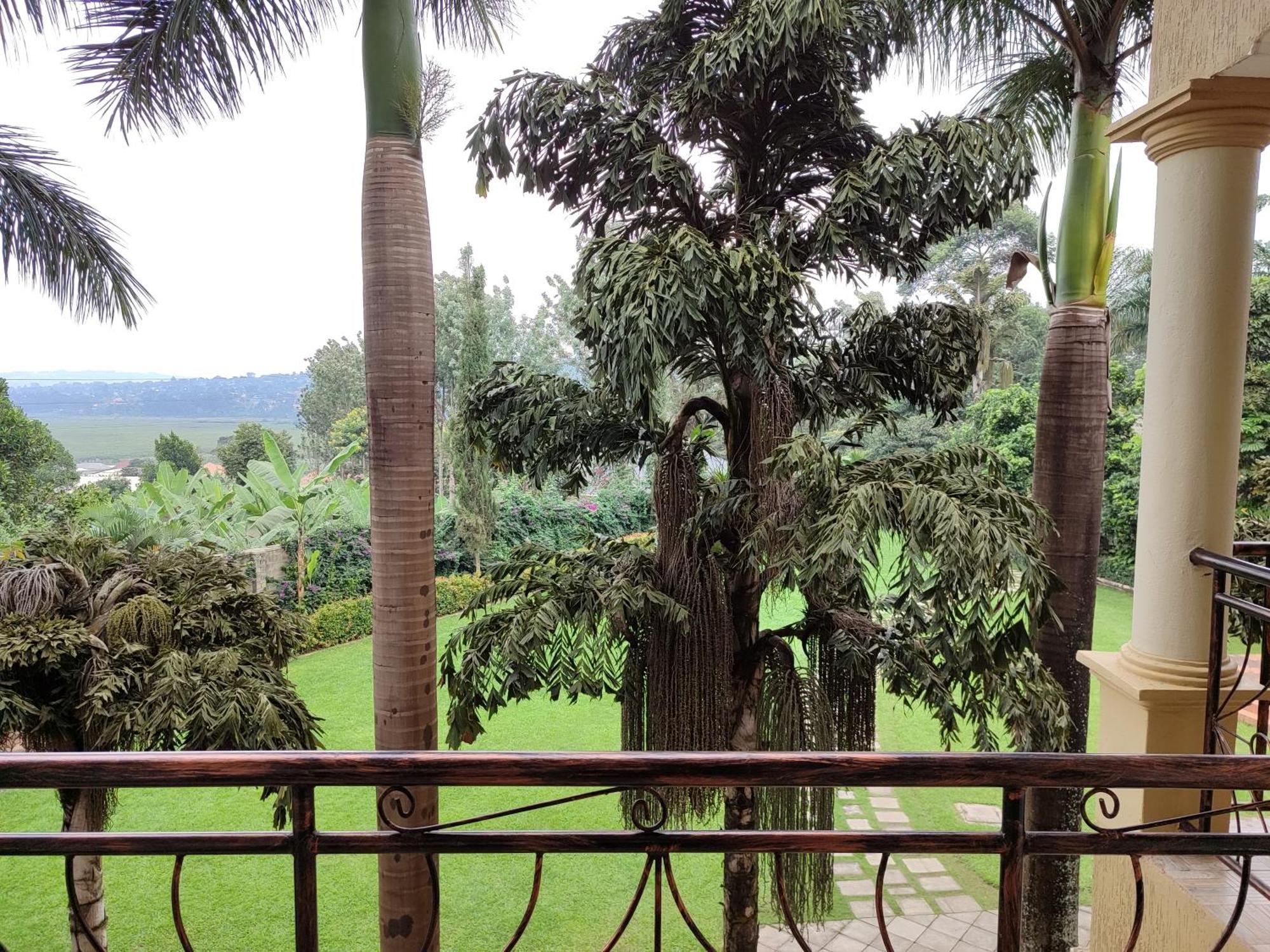 Garden Courts Hotel Masaka Экстерьер фото