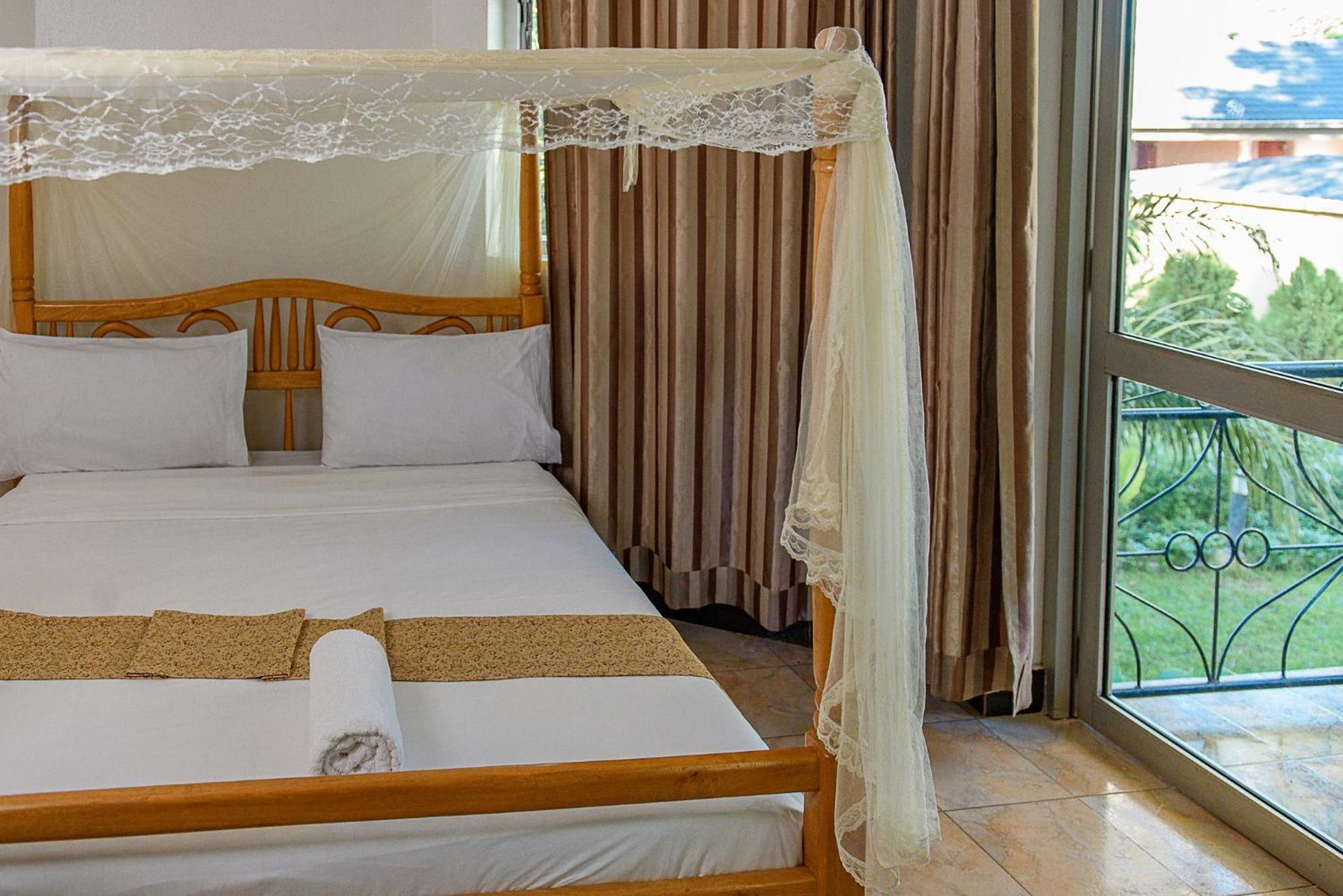 Garden Courts Hotel Masaka Экстерьер фото