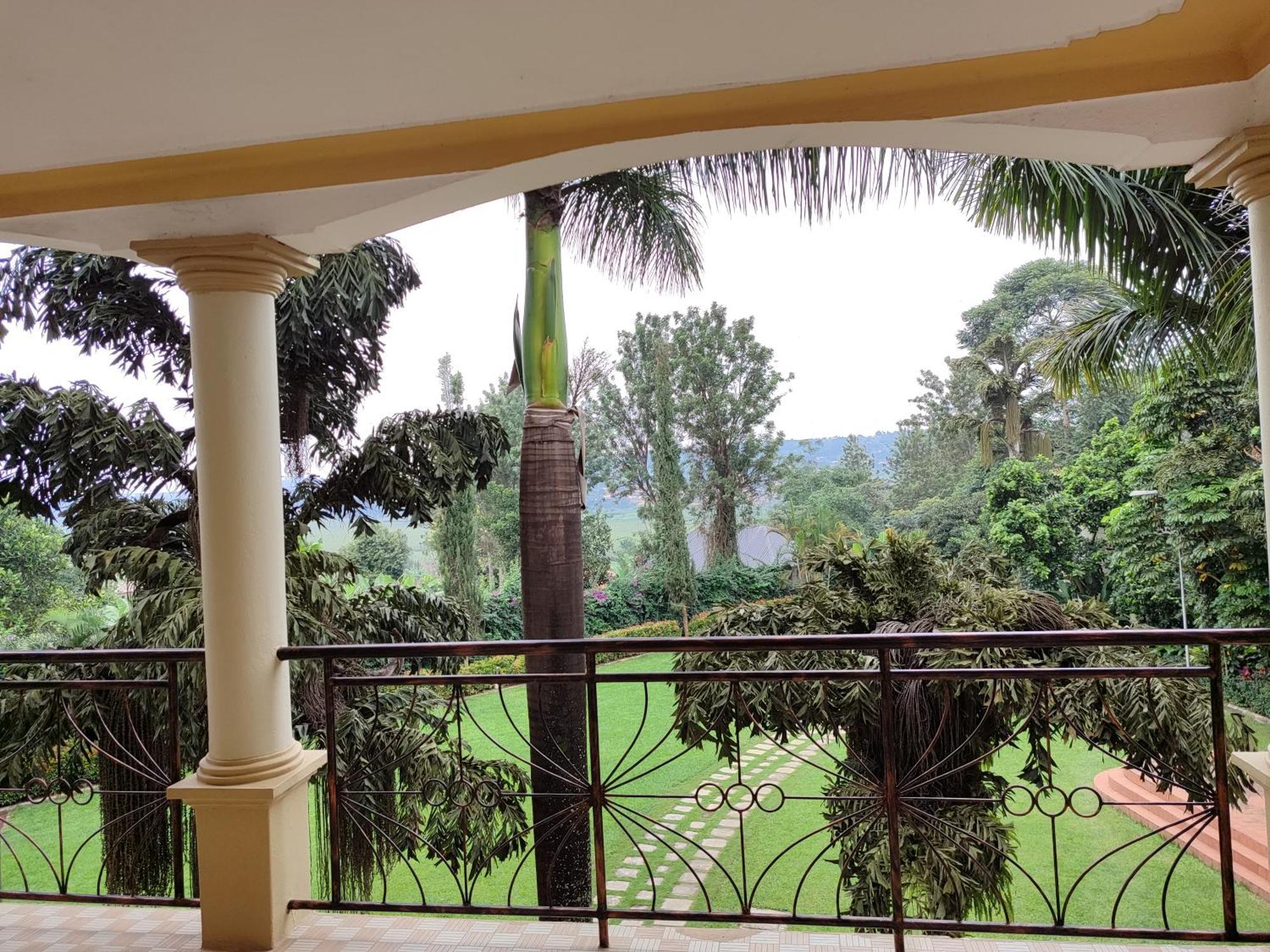 Garden Courts Hotel Masaka Экстерьер фото