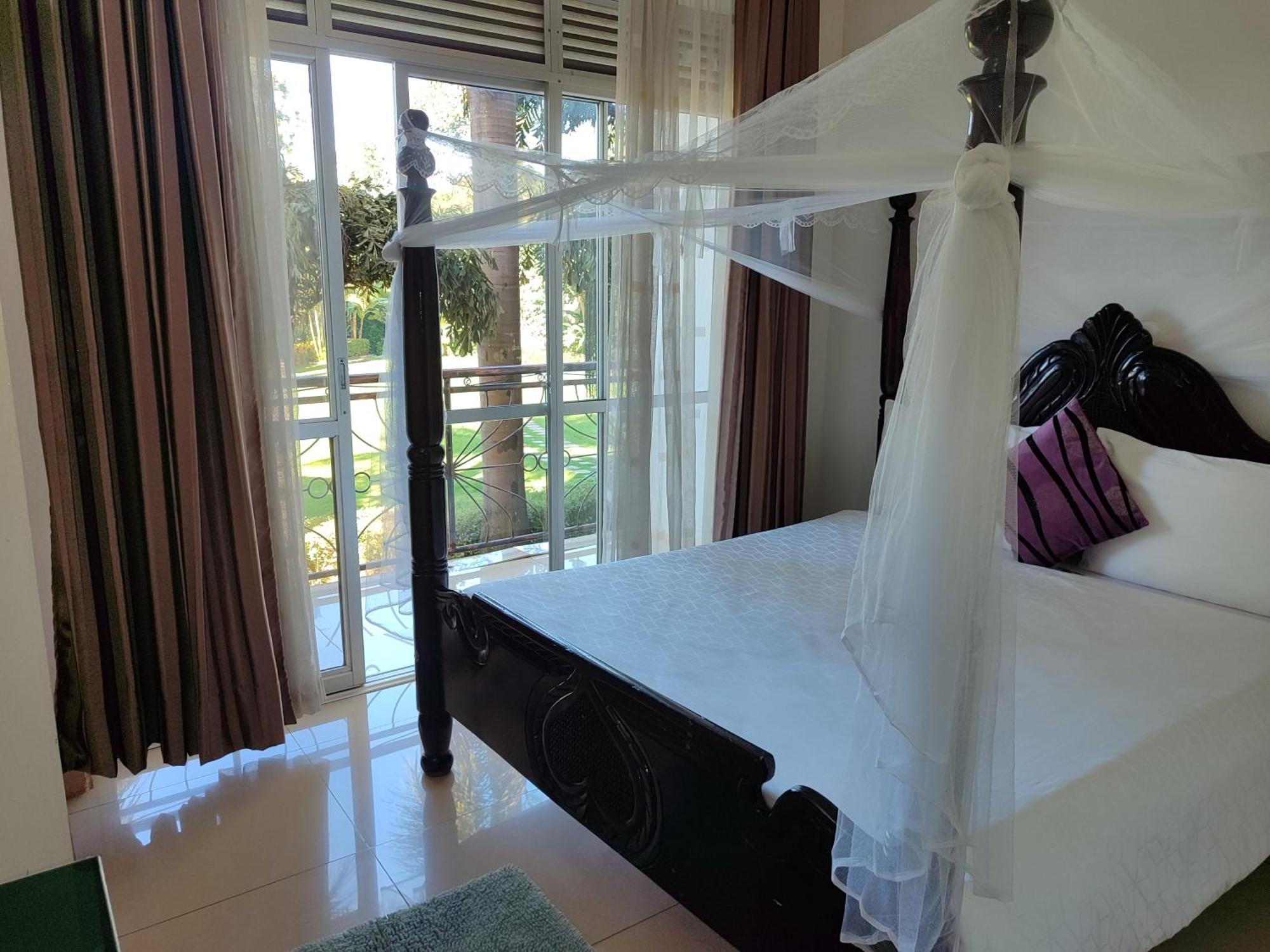 Garden Courts Hotel Masaka Экстерьер фото